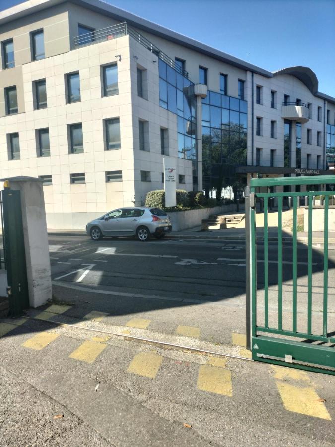 Joli Appartement Proche Metro Lyon Exteriör bild